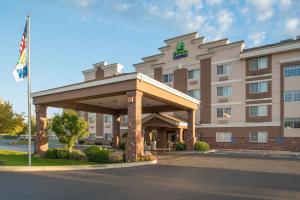 een weergave van een hotel met een gebouw bij Holiday Inn Express Spokane-Valley, an IHG Hotel in Spokane Valley