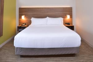 Gallery image of Holiday Inn Express & Suites - Omaha - 120th and Maple by IHG in Omaha +46 photos