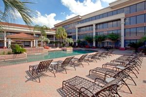 Bazén v ubytování Holiday Inn Port Arthur - Park Central by IHG nebo v jeho okolí