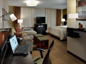 TV a/nebo společenská místnost v ubytování Staybridge Suites Tomball by IHG