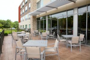 Restoran ili drugo mesto za obedovanje u objektu Holiday Inn Express & Suites Oswego, an IHG Hotel