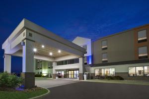 una representación de un edificio de hospital por la noche en Holiday Inn Express Tiffin, an IHG Hotel, en Tiffin