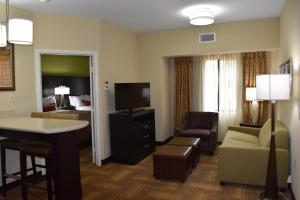 Posezení v ubytování Staybridge Suites Tomball by IHG