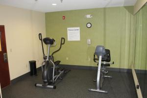 The fitness centre and/or fitness facilities at Holiday Inn Express Hotel & Suites Starkville, an IHG Hotel