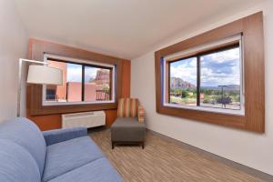 Posezení v ubytování Holiday Inn Express Sedona - Oak Creek by IHG