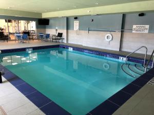a swimming pool with a large tub in the middle of it at Holiday Inn Express & Suites - Springfield North, an IHG Hotel in Springfield