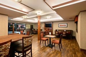 a dining room with a table and chairs at Holiday Inn Express Show Low, an IHG Hotel in Show Low