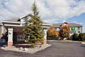 ein Weihnachtsbaum auf dem Parkplatz eines Hotels in der Unterkunft Holiday Inn Express St Ignace-Lake Central, an IHG Hotel in Saint Ignace