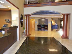 Лобби или стойка регистрации в Holiday Inn Express San Pablo - Richmond Area by IHG
