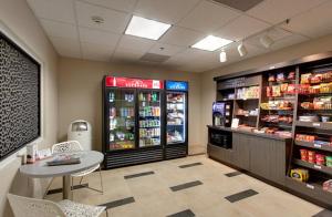 una tienda de comestibles con una mesa y un enfriador de bebidas en Candlewood Suites Secaucus, an IHG Hotel, en Secaucus