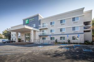 Un hotel con un estacionamiento enfrente. en Holiday Inn Express - Sunnyvale - Silicon Valley by IHG, en Sunnyvale