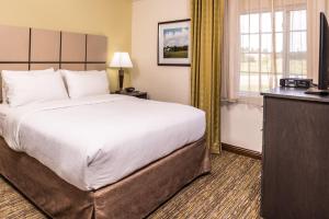 מיטה או מיטות בחדר ב-Candlewood Suites Kansas City, an IHG Hotel