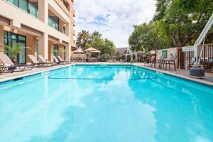 Swimming pool sa o malapit sa Holiday Inn Palmdale-Lancaster, an IHG Hotel