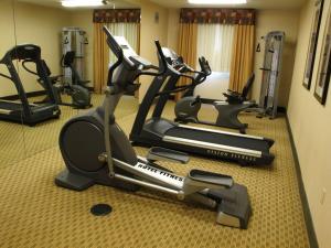 einen Fitnessraum mit mehreren Kardiogeräten in einem Hotelzimmer in der Unterkunft Holiday Inn Express Salt Lake City South - Midvale, an IHG Hotel in Midvale