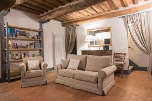 sala de estar con sofá y 2 sillas en Casale l’oliveta, en Buti