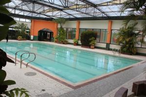 een groot zwembad in een gebouw bij HH HACIENDA EL CARMEN CENTRO DE CONVENCIONES in Duitama
