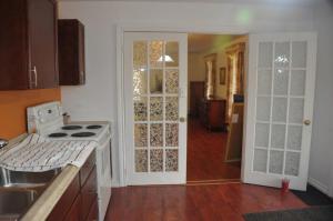 
A kitchen or kitchenette at River Breeze Inn
