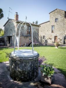 a fountain in the yard of a stone house at Baccio di Magio in Arezzo