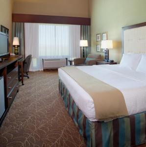 Katil atau katil-katil dalam bilik di Holiday Inn Express & Suites Logan, an IHG Hotel
