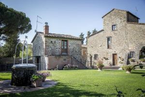 an old stone house with a grass yard at Baccio di Magio in Arezzo