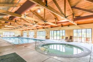 una grande piscina coperta in un edificio con finestre di Eagle Crest Nature Retreat a Redmond