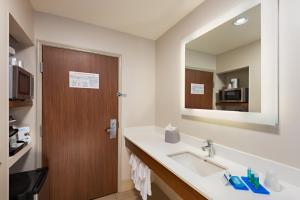 Koupelna v ubytování Holiday Inn Express Peoria North - Glendale by IHG