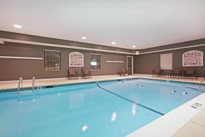 a large swimming pool in a hotel room at Best Western North Attleboro - Providence Beltway in North Attleboro