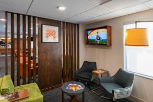 TV a/nebo společenská místnost v ubytování Holiday Inn Express Peoria North - Glendale by IHG
