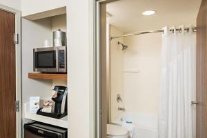 Koupelna v ubytování Holiday Inn Express Peoria North - Glendale by IHG