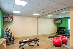 Fitness centrum a/nebo fitness zařízení v ubytování Holiday Inn Express Peoria North - Glendale by IHG