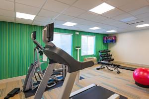 Fitness centrum a/nebo fitness zařízení v ubytování Holiday Inn Express Peoria North - Glendale by IHG