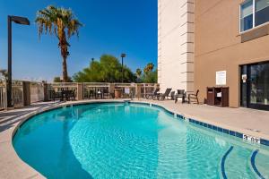 una gran piscina frente a un edificio en Holiday Inn Express Peoria North - Glendale, an IHG Hotel, en Peoria