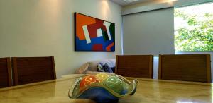 una habitación con una mesa con un tazón de bolas en ella en Lindo apartamento em Ipanema - RJ, en Río de Janeiro