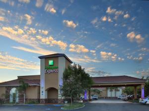 un supermercato Mac con un cielo nuvoloso sullo sfondo di Holiday Inn Express Oakdale, an IHG Hotel a Oakdale