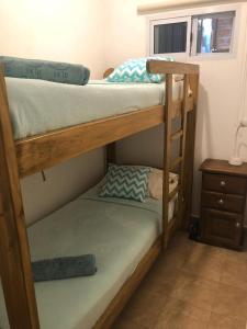 a couple of bunk beds in a room at Alojamiento Alelí in Posadas