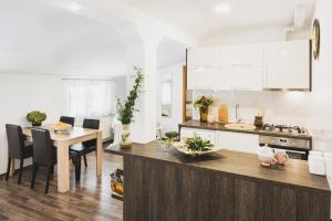 een keuken met een tafel en een eetkamer bij Apartments Dijana in Zagreb
