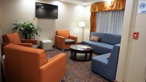 A seating area at Holiday Inn Express & Suites Gibson, an IHG Hotel