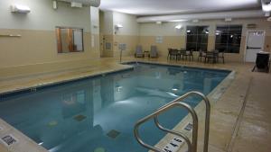 Holiday Inn Express & Suites Gibson, an IHG Hotel tesisinde veya buraya yakın yüzme havuzu