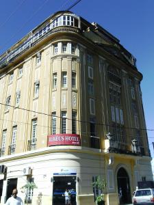 un gran edificio con un cartel en la parte delantera en Ilhéus Hotel, en Ilhéus