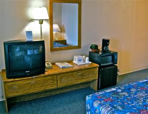 TV a/nebo společenská místnost v ubytování Days Inn by Wyndham Burns