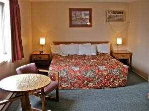 Postel nebo postele na pokoji v ubytování Days Inn by Wyndham Burns