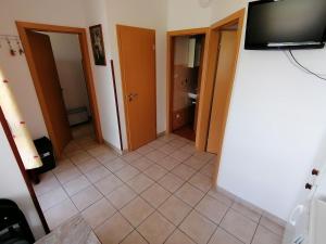 Televízia a/alebo spoločenská miestnosť v ubytovaní Penzion Nad jezerem
