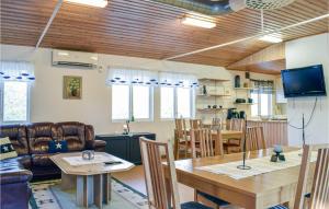 Kuchyň nebo kuchyňský kout v ubytování One-Bedroom Holiday Home In Simrishamn