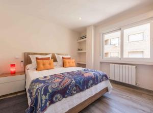 sypialnia z dużym łóżkiem i oknem w obiekcie Modern 1-Bedroom Apartment in Exclusive Barrio Salamanca Ideal for 2, Near Golden mile , Goya I w Madrycie