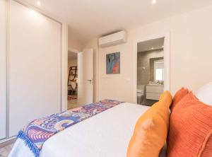 Łóżko lub łóżka w pokoju w obiekcie Modern 1-Bedroom Apartment in Exclusive Barrio Salamanca Ideal for 2, Near Golden mile , Goya I