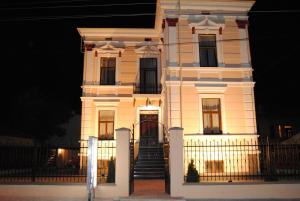 Biały dom ze schodami przed nim w obiekcie Villa Bastion w mieście Bitola
