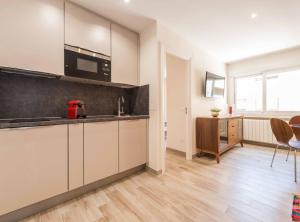 kuchnia z białymi szafkami i blatem w obiekcie Modern 1-Bedroom Apartment in Exclusive Barrio Salamanca Ideal for 2, Near Golden mile , Goya I w Madrycie +3 zdjęcia