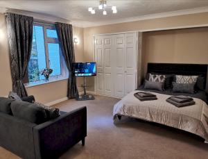 sypialnia z łóżkiem, kanapą i telewizorem w obiekcie Apartment Bournemouth centre close to beach w Bournemouth