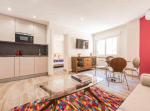 salon ze stołem i kuchnią w obiekcie Modern 1-Bedroom Apartment in Exclusive Barrio Salamanca Ideal for 2, Near Golden mile , Goya I w Madrycie