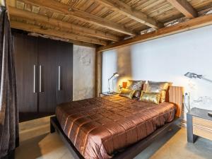 1 dormitorio con 1 cama grande en una habitación en Belvilla by OYO Cottage Fraga, en Torrente de Cinca
